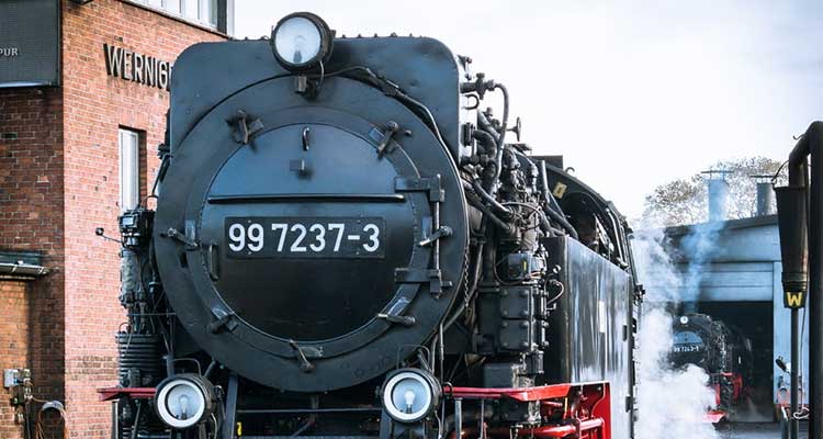 蒸汽机的出现曾引起了18世纪的工业革命